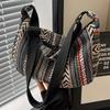 Borsa a tracolla stile tribale, Pieghevole a tracolla con chiusura a zip, Fantasia a righe, Tema bandiera Fodera bordata dipinta Lavabile a mano