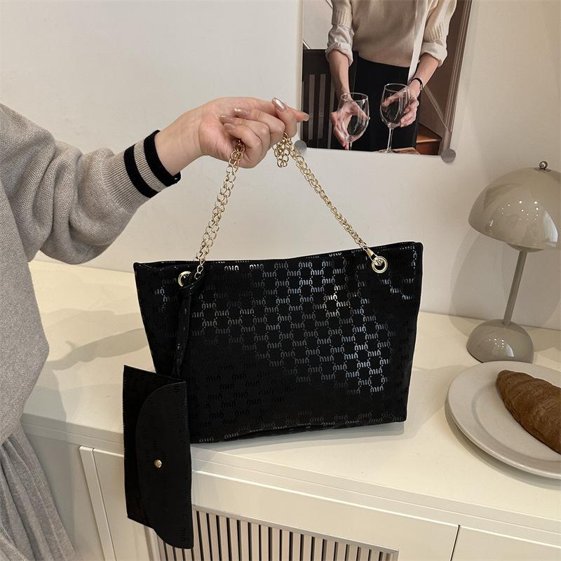 

Versatile premium texture large capacity commuter shoulder bag women s chain trend casual personality lightweight messenger bag чёрный