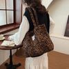 2025 New Leopard Fashion Pattern Women's Bag One Shoulder Autumn and Winter Korean Handheld Women's Bag Commuter Style Tote Bag