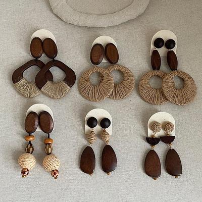 Bohemian Retro Strohgewebt Holz Steckerohrringe Kollektion: Urlaubsstil Mode Trend Schmuck