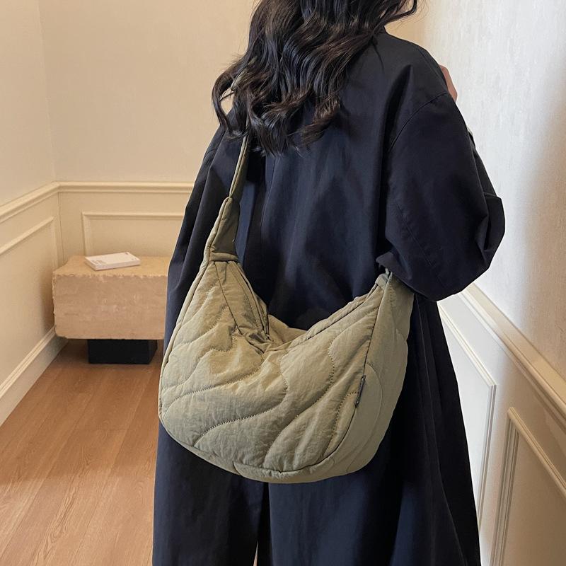Rhombus quilted messenger bag women's large capacity quilted cotton embroidered thread college student fashion commuter shoulder dumpling bag