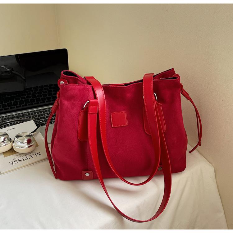 2025 New Retro British Style Commuter Handbag Fashionable High-end Texture Niche Design Underarm Bag Tote Bag
