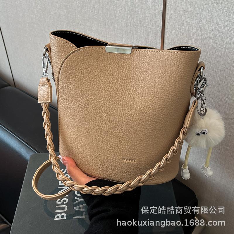 Summer Popular Small Bag Women 2025 New Fashion Versatile Messenger Bag Exquisite Super Fire Portable Bucket Bag