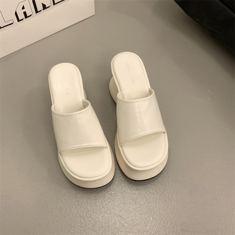 

2025 summer new thick-soled small man wearing cool slippers women s fashion and comfort versatile height-increasing slippers women 39