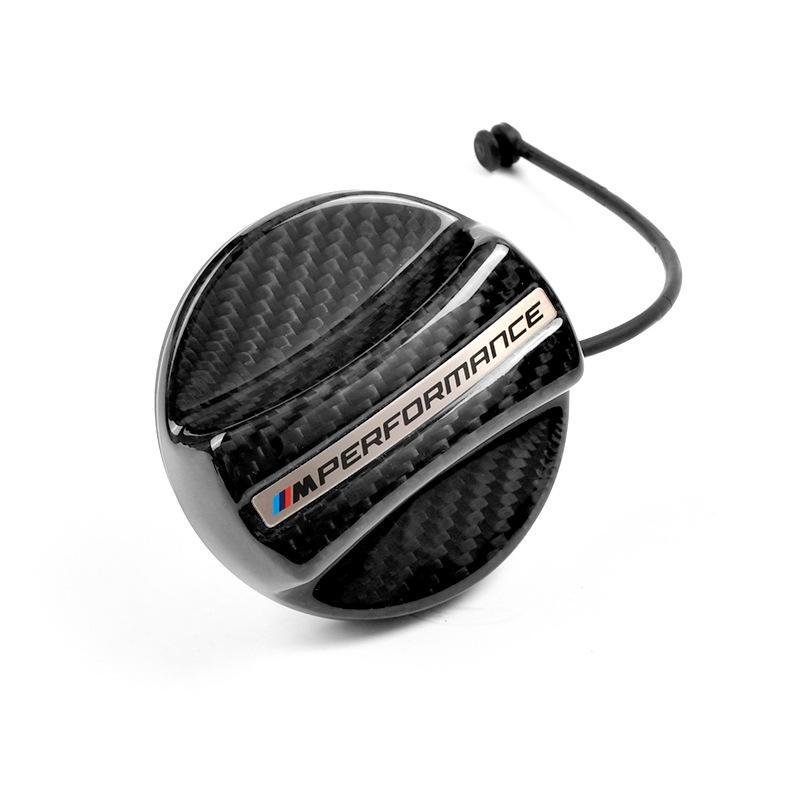 Forbedre din BMW med dette stilige drivstofflokkdekslet i karbonfiber. Perfekt for å modifisere drivstofftanken din og legge til et dekorativt preg.