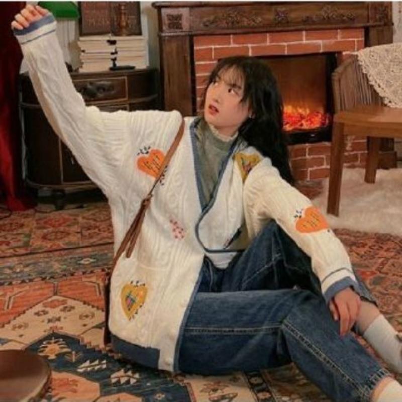 Women Heart Embroidered V-neck Cardigans Lazy Style Loose Contrasting Long Sleeved Sweater Autumn Femlae Versatile Comfortable Single Breasted Coat