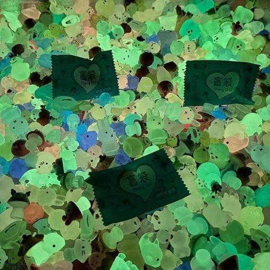 Im Dunkeln leuchtende Mini-Tierfiguren Mysteriöse Überraschungstüten Spielzeug Leuchtende Bauernhof-Ozean-Figuren Niedliche Harzdeko für DIY-Bastelarbeiten & Märchengärten