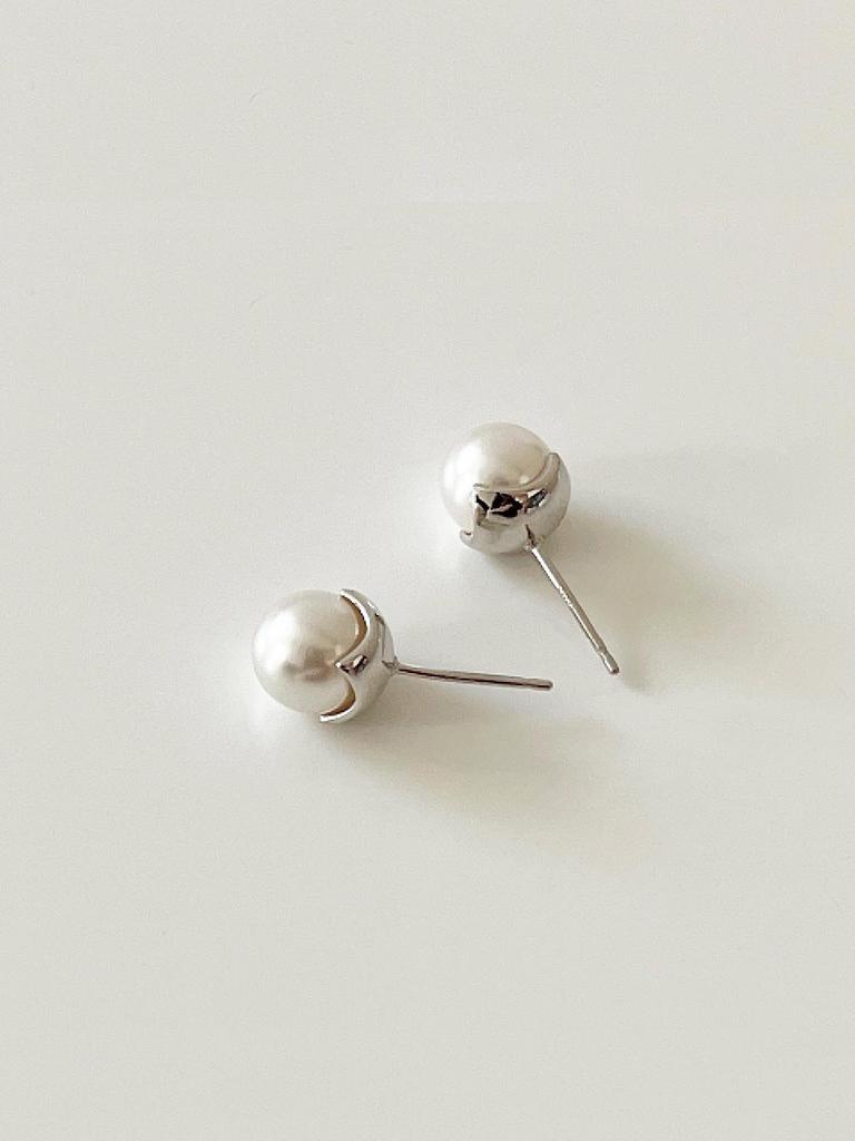 Elyona Elyona Light Back Pearl Earrings 8Mm Pearl Earrings For Formal Wear (Gold/Silver)