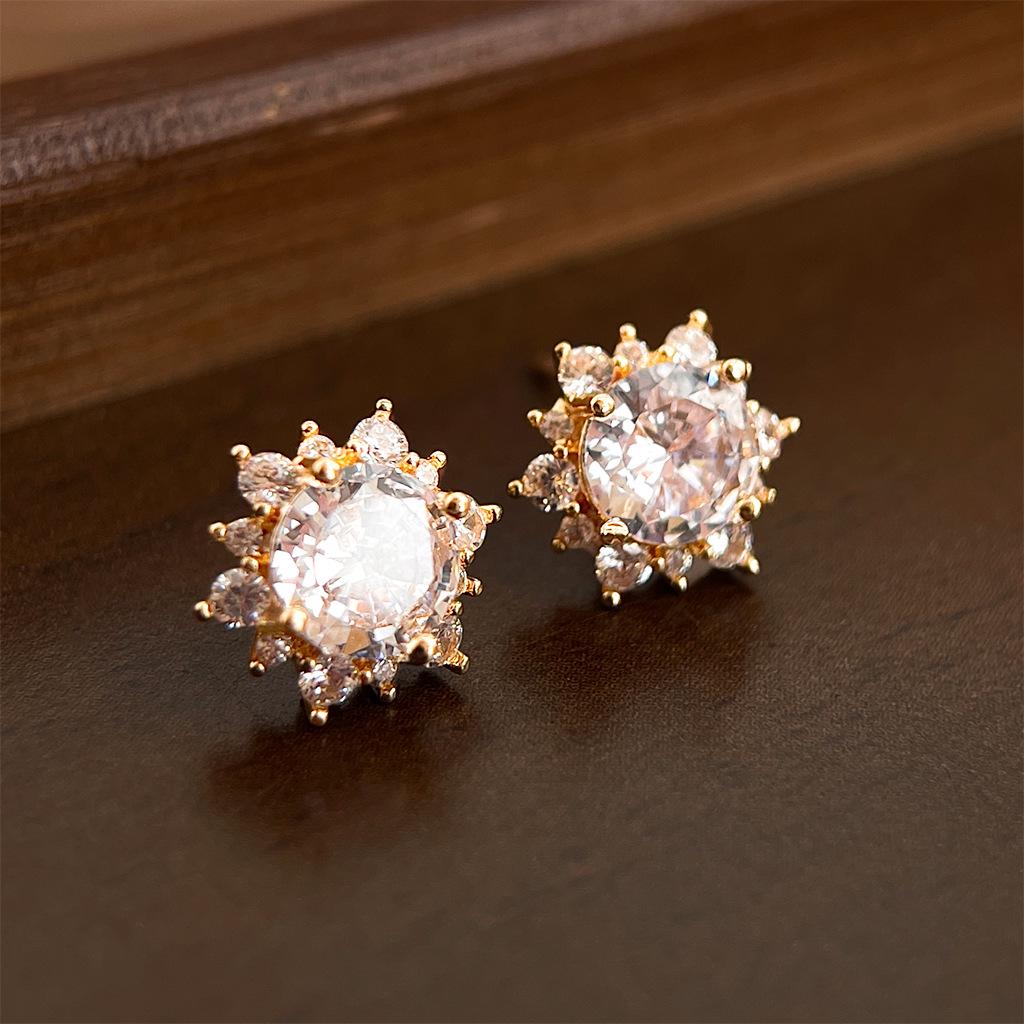 Стильные серьги-гвоздики в виде снежинок с цирконами для женщин: Просто, Универсально и Модно.