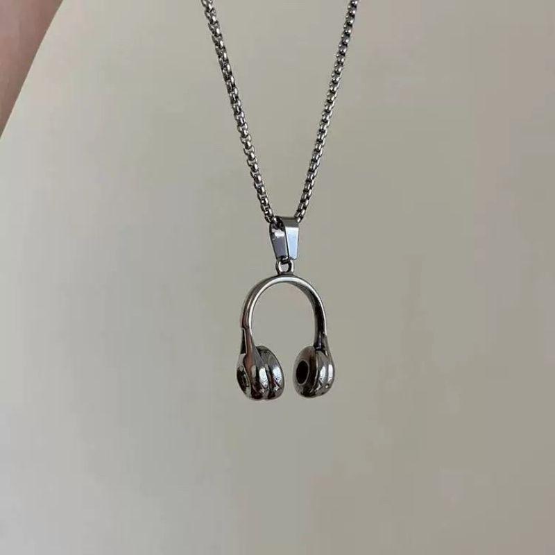 Korean Pearl Necklace: High-End Silver Clavicle Chain with Niche Design, Perfect for Light Luxury and Sweater Pendants.