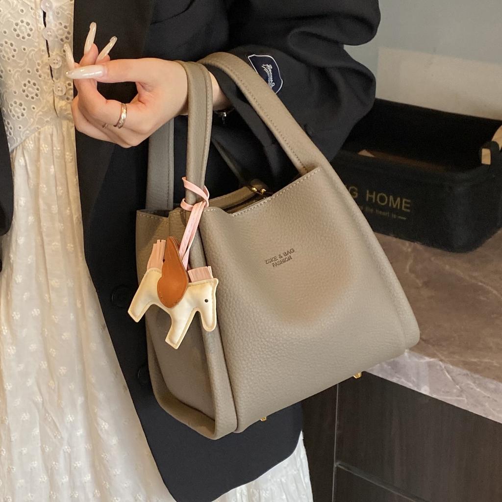 Retro portable bucket bag women's new large-capacity women's messenger bag fashionable versatile high-end shoulder bag trendy