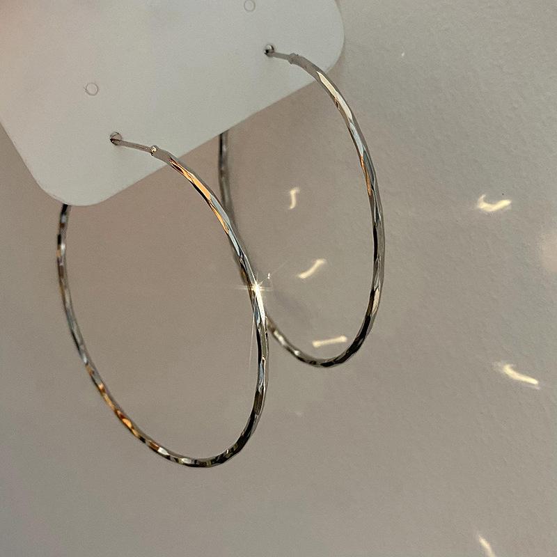 

Круглые геометрические серьги-кольца, простые и высококлассные серьги, модные серьги в холодном стиле.