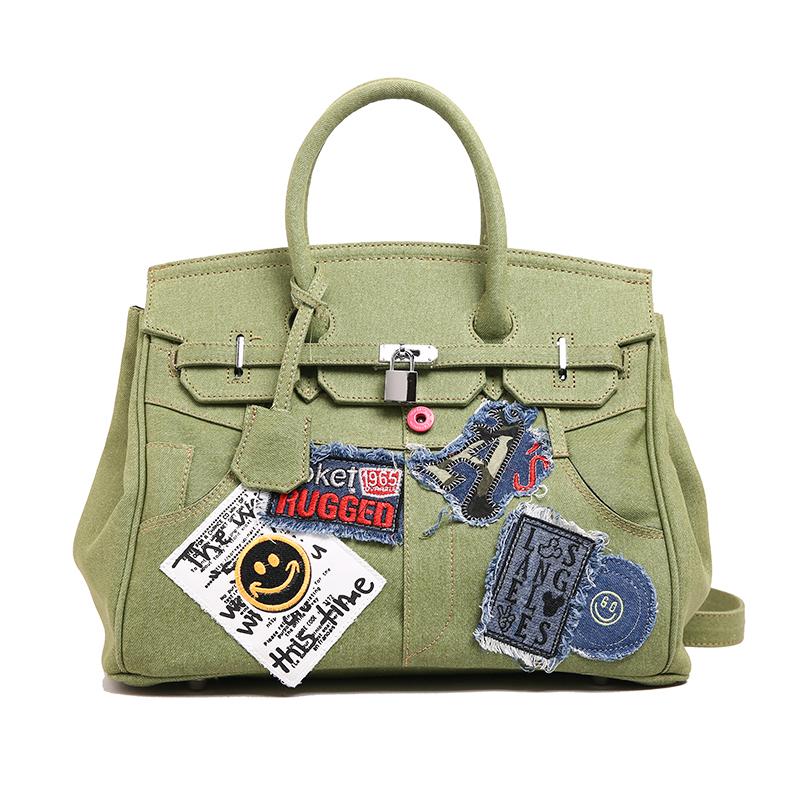

Denim shoulder messenger bag portable spoof fashion new trouser pocket design horizontal version laugh insurance patch platinum bag women 36*27*17 зелёный
