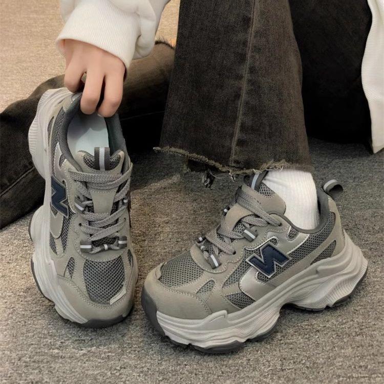 22 Frühling dicke Sohle Retro Sportschuhe Innen höhenverstellbar Dad Shoes zeigen Füße kleines Netz Freizeitschuhe