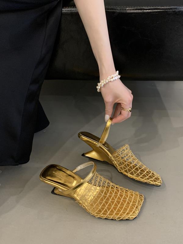 

Модная обувь на танкетке с ажурным верхом Женская 2025 С закрытым носком Женские шлепанцы Новые шлепанцы Женская обувь Закрытый носок Ажурный каблук На танкетке 35