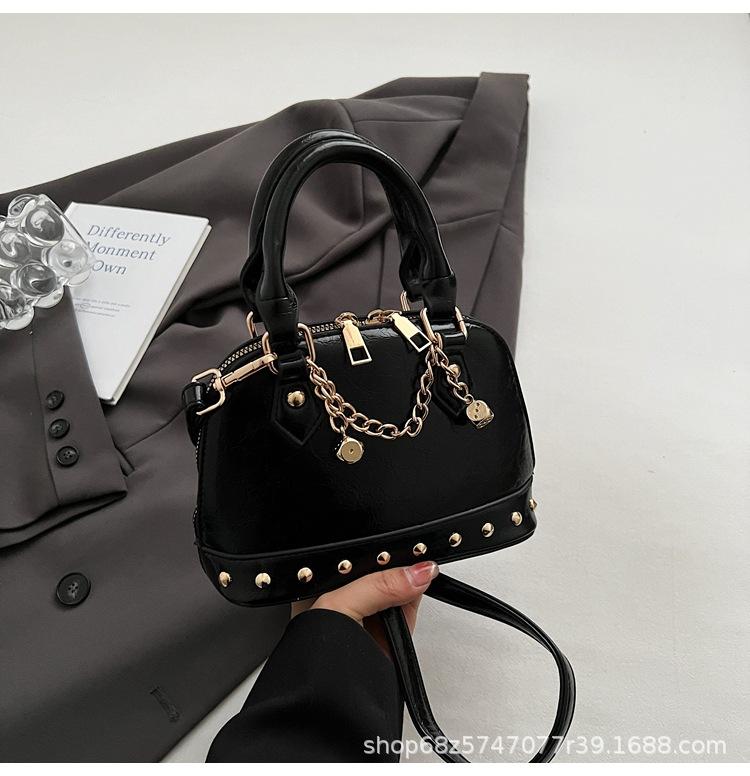 2025 new niche design high-end champagne rivet portable shell bag women's fashionable foreign style shoulder messenger bag