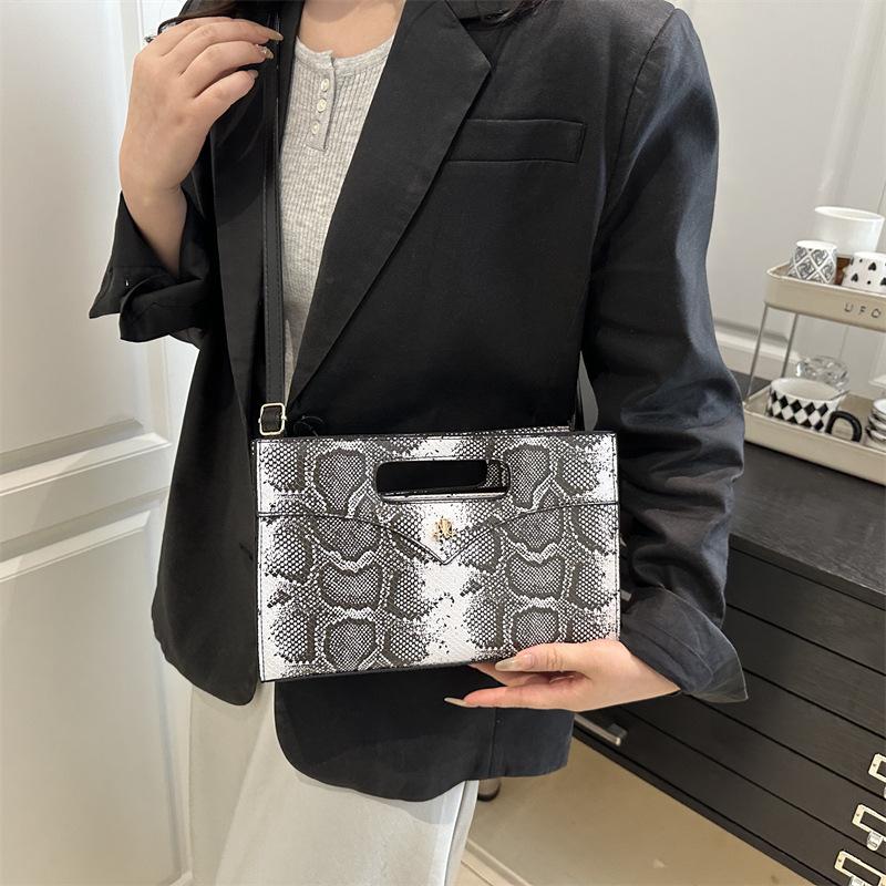 2025 New Trend Handle Envelope Bag Animal Pattern Fashion Temperament Women's Chain Shoulder Bag Dinner Bag Hand