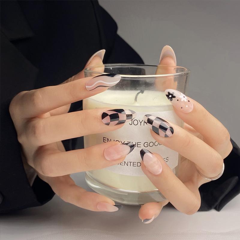 

Almond Shape Checkered Floral Nail Art Stickers - Removable Fake Nails Glue Type