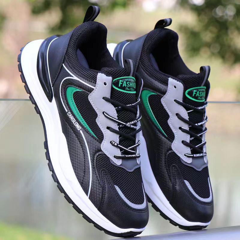 

Дихаюче спортивне взуття на товстій підошві білого кольору 44