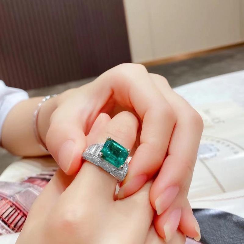 Emerald Gemstone Micro-Inlaid Diamond Luxury Ring for Women - Elegant, Fashionable Index Finger Jewelry Size 7
