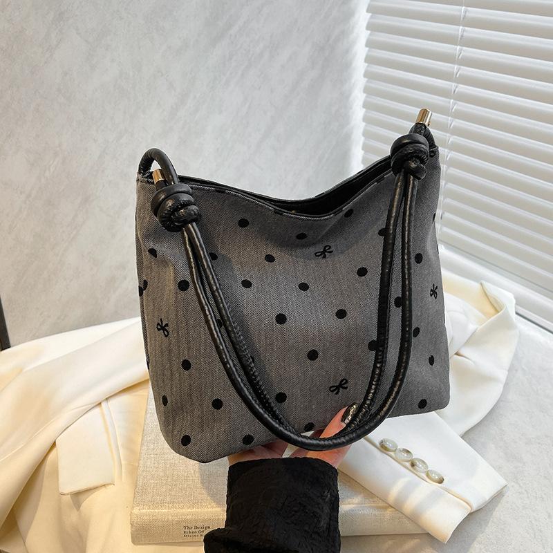 

Корейская версия нишевой дизайнерской сумки-ведра для женщин 2024 года, новая вместительная модная сумка подмышкой, сумка через плечо для иностранных поездок