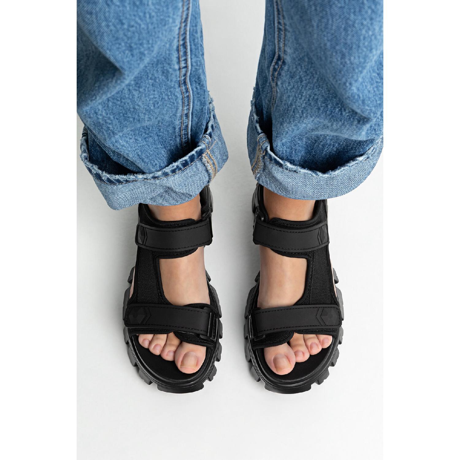 

плоские спортивные сандалии 35