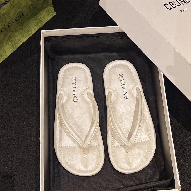 Neue chinesische Damen-Zehensandalen mit flachem Boden und Stickerei für den Sommer, neue Nischen-High-End-Zehen-Strand-Cool-Slipper