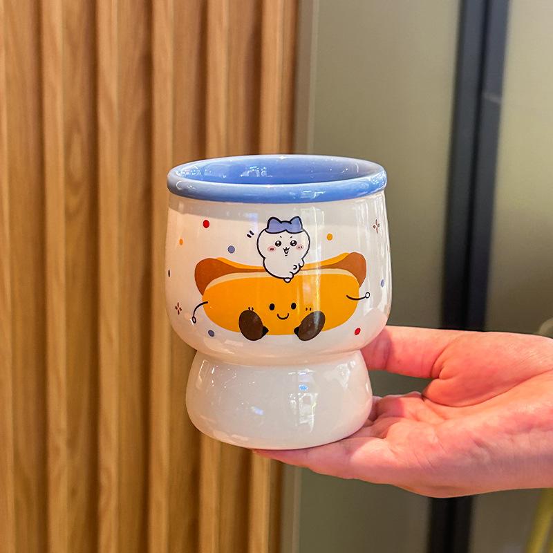 Birthday gift, girl holding a coffee cup, high-value ceramic latte cup, household drinking cup, and mug as a souvenir.