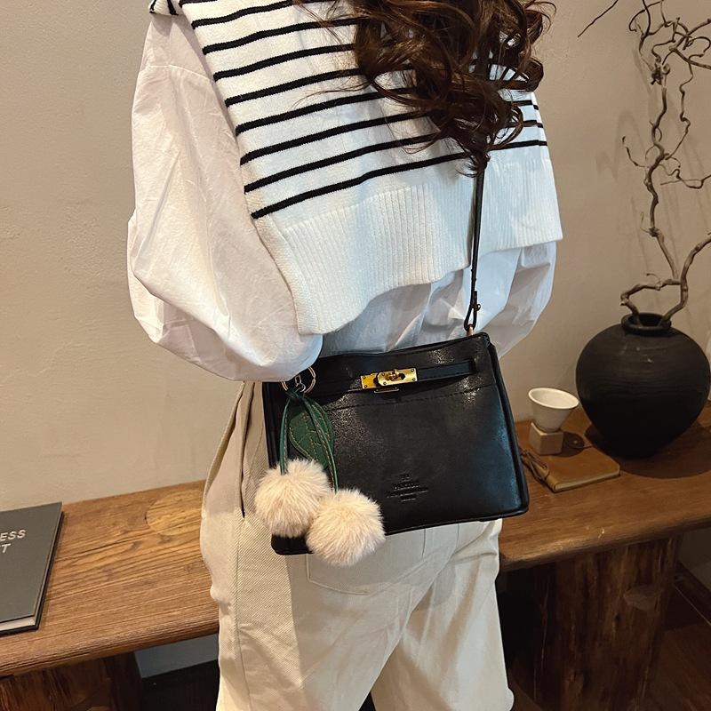 Vintage Maillard Armpit Bag Women's 2025 Autumn and Winter New Fashion Literary Small Square Bag Niche Simple Shoulder Women's Bag