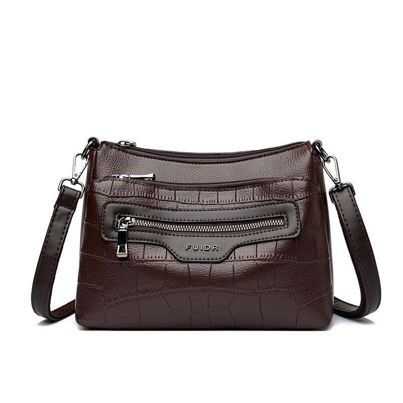 

Эта маленькая квадратная сумка универсальна и повседневна. Это удобная одноплечевая сумка-подмышка для женщин для поездок на работу темно-коричневого