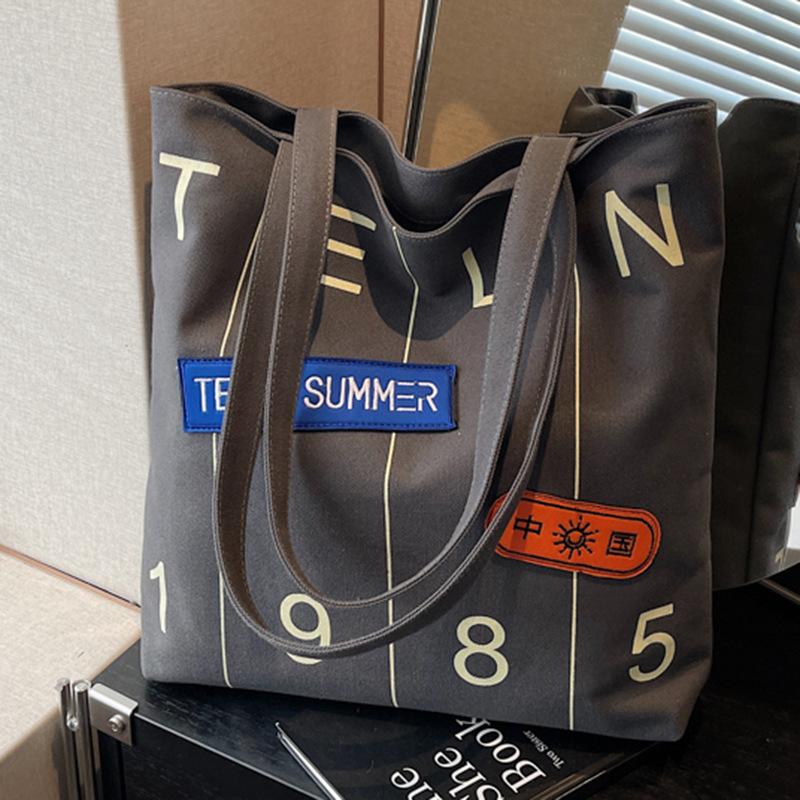 Mote Ny Myk Slitesterk Vintage Tote Stor Kapasitet Premium Tekstur Myk Slitesterk Bokstavtrykk Utendørs Pendler Enkel Skulder Crossbody Bøtteveske