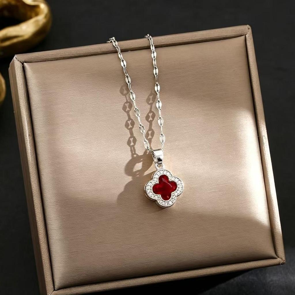 Elegant Gold-Plated Chinese-Style Four-Leaf Clover Necklace with Imitation Hetian Jade Pendant for Women