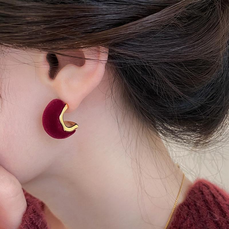 Ankela Red Retro Hong Kong-Style Stud Earrings for Women - Autumn/Winter Light Luxury French-Inspired Unique Ear Ornaments.