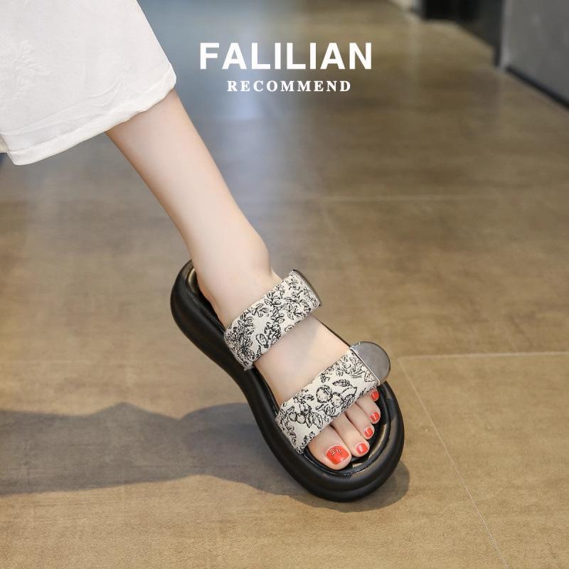 

Женские летние тапочки для улицы 2025 новые высококлассные с юбкой на платформе пляжные сандалии модные сандалии на одном ремешке для беременных 40