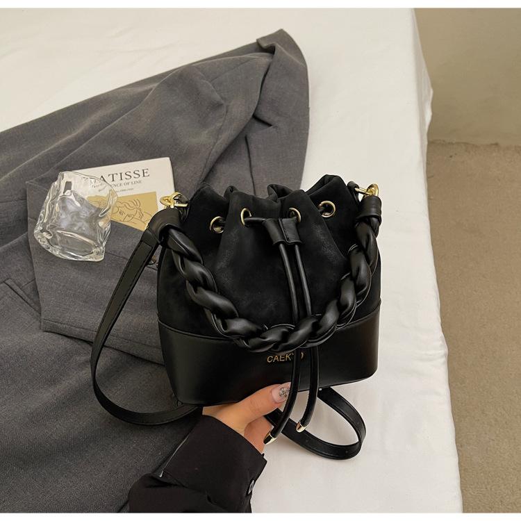 Fashion twist portable bucket bag women's 2025 new retro popular commuter bag contrasting color shoulder messenger bag