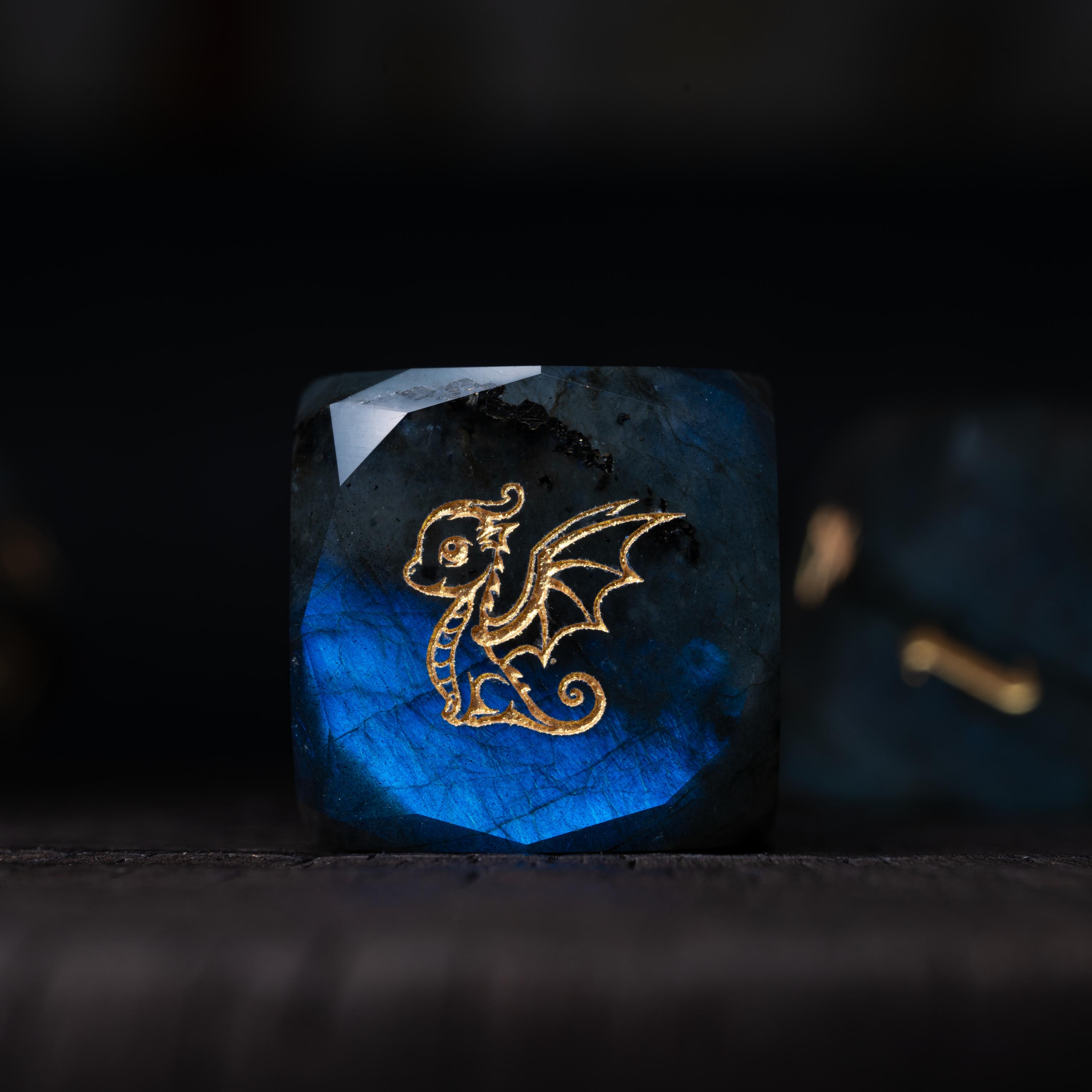 

Натуральный удлиненный камень, огранка «бриллиант», оригинальная тема молодого дракона от студии DnD, кубики DND, кубики для игры COC