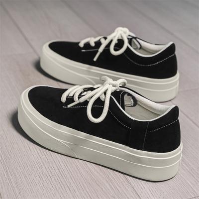 Nieuwe eenvoudige herenschoenen dikke zool verhoogd laag model trendy sport- en vrijetijdsboardschoenen heren