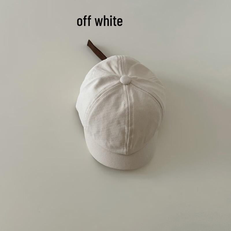 Jednokolorowa czapka bejsbolówka dla dziecka na zewnątrz