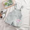 Kleinkind Mädchen Jeans Latzhose Shorts Verstellbare Träger Knopfverschluss Vordertaschen Hase Aufnäher Detail Freizeitkleidung