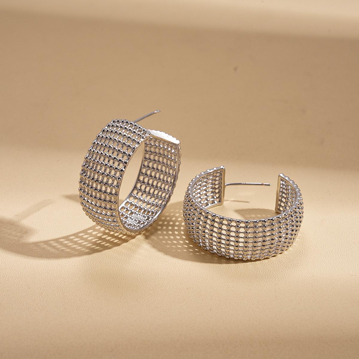 

Personalized Geometric Grid C-Shaped Hollow Silver Needle Earrings Commuter Eco-friendly Earrings