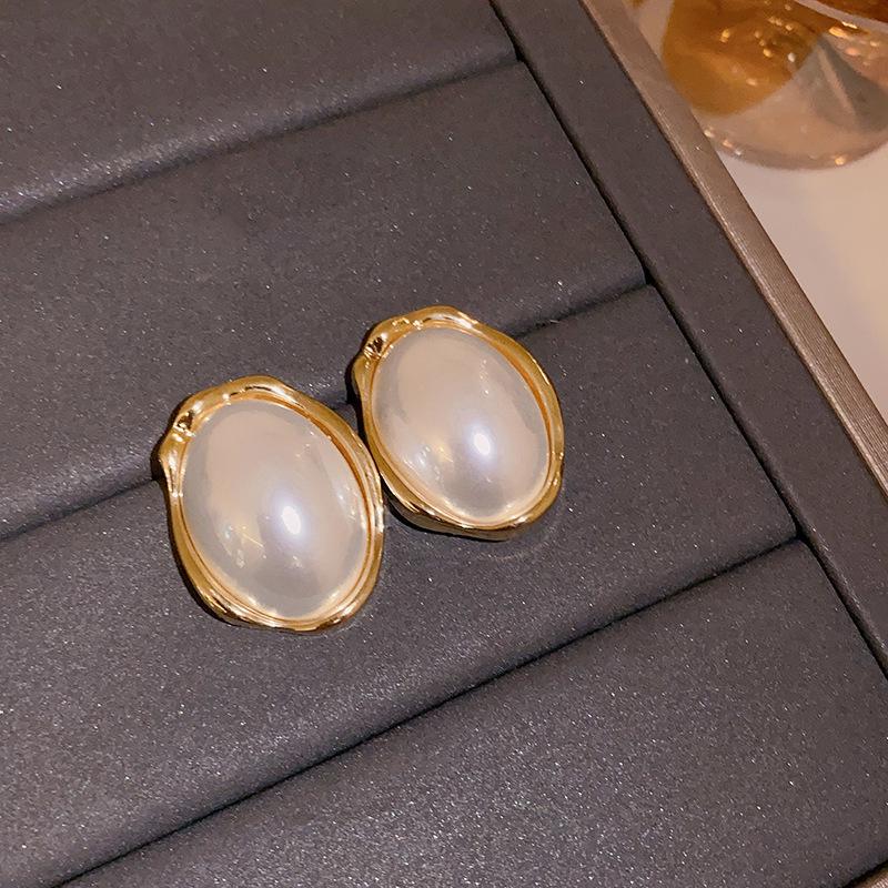 French pearl oval shell earrings white flower high-end stud earrings fashion temperament light luxury earrings women