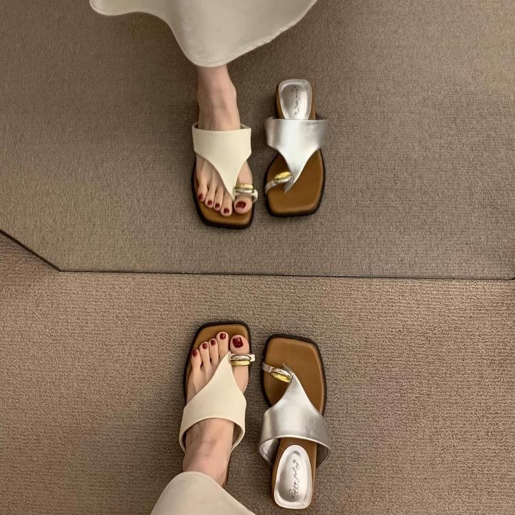 French retro metal buckle cover toe sandals women's 2025 new niche thick-soled one-pedal beach shoes summer wear