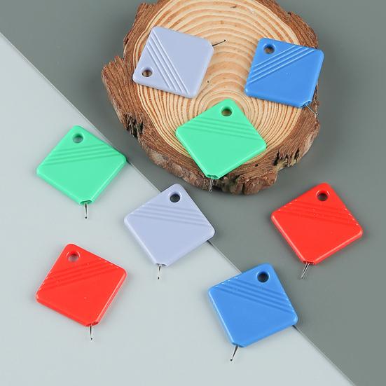 10 szt. nawlekaczy do igieł do szycia ręcznego Kwadratowy pomocnik do nawlekania igieł Łatwe narzędzie do nawlekania Pasuje do większości rozmiarów igieł Dla miłośników szycia