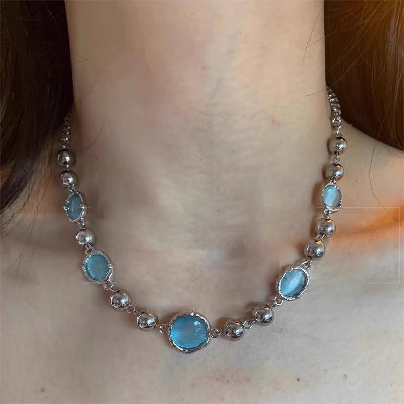 Hochwertige blaue Perlenkette für Damen - Schickes und cooles Design Schlüsselbein-Kette mit einzigartigem Anhänger
