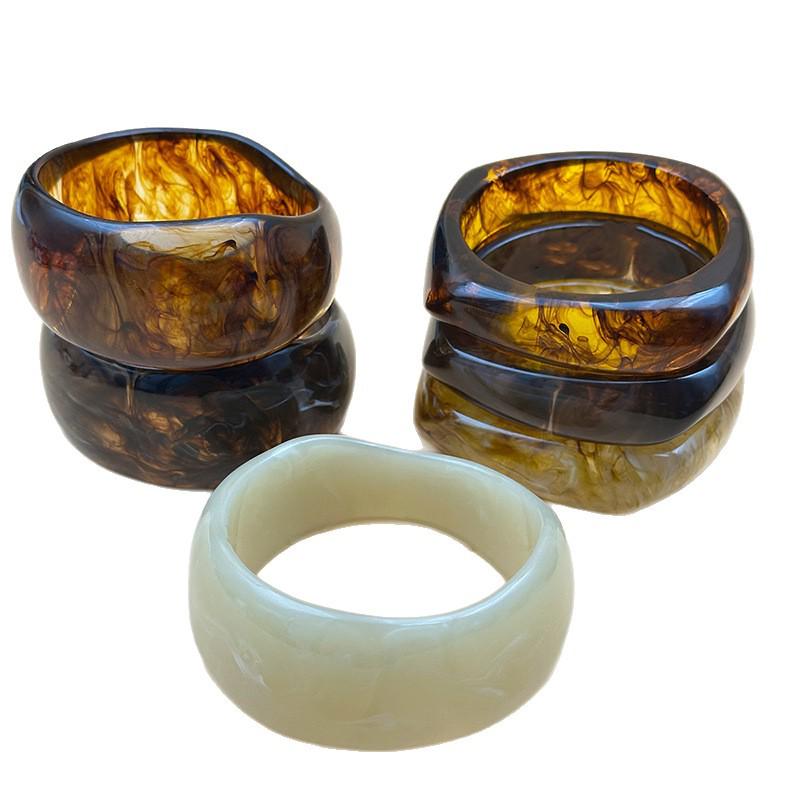 Pulseira Retrô Europeia/Americana de Resina: Bracelete Larga Irregular de Inspiração Francesa para Moda Primavera/Verão