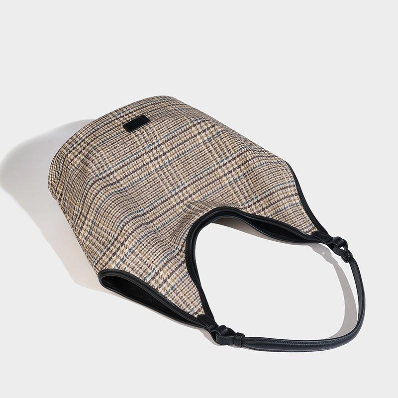 2024 Autumn/Winter New Niche Handbag Fashionable Shoulder Underarm Bag Large Capacity High-Grade Checkered Commuter Tote Bag