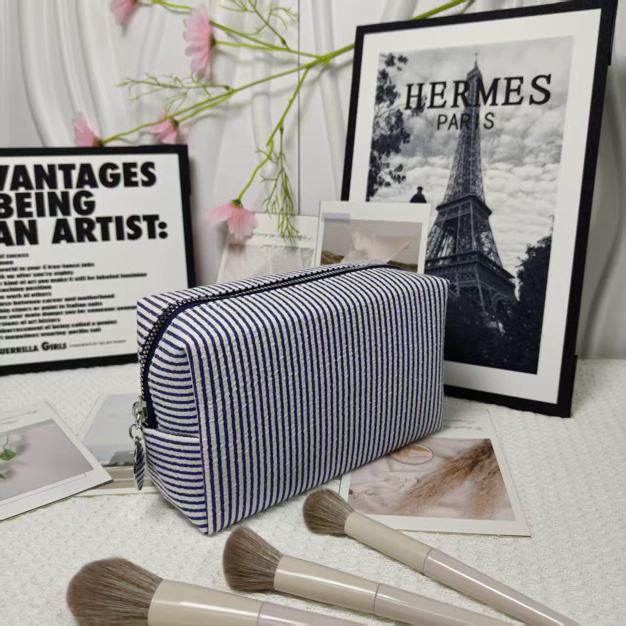 Полосатая косметичка из сирсакера: Большая вместимость, удобное хранение для путешествий