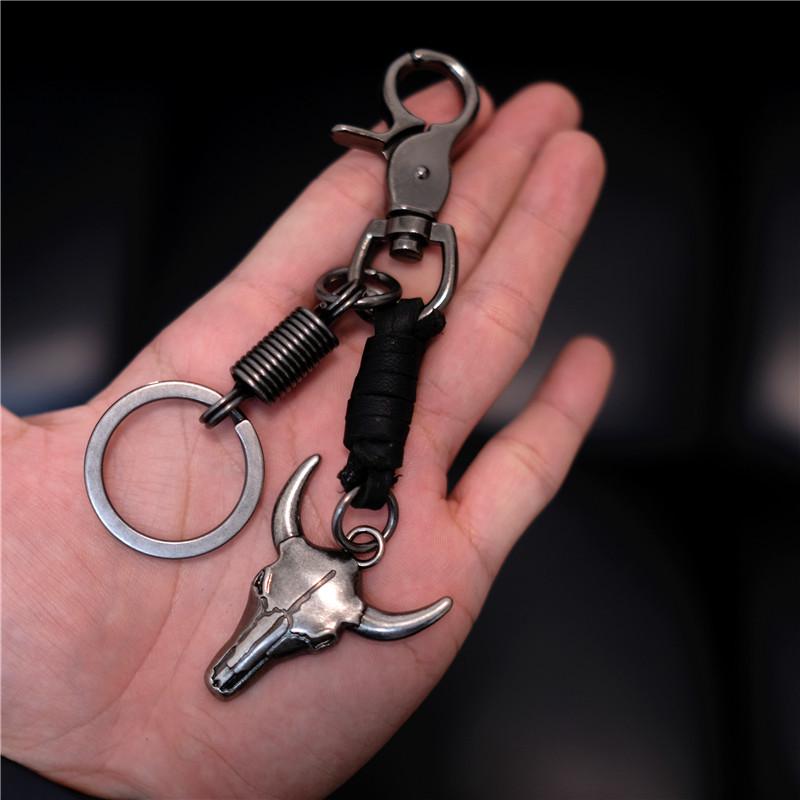 

Брелок ручной работы из коровьей кожи в виде головы быка - мужской аксессуар в стиле ретро в лесном стиле