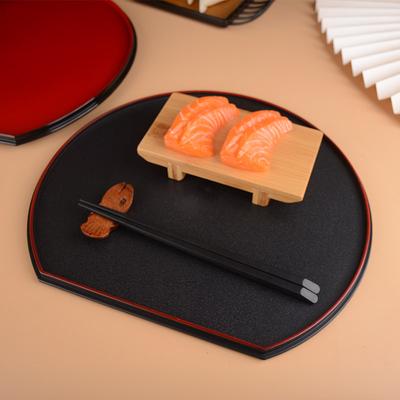 Melamintablett Catering-Netzwerk rot hohes Erscheinungsbild japanisches Tablett zarter roter Rand Halbmond-Sushi-Teller gewerblich