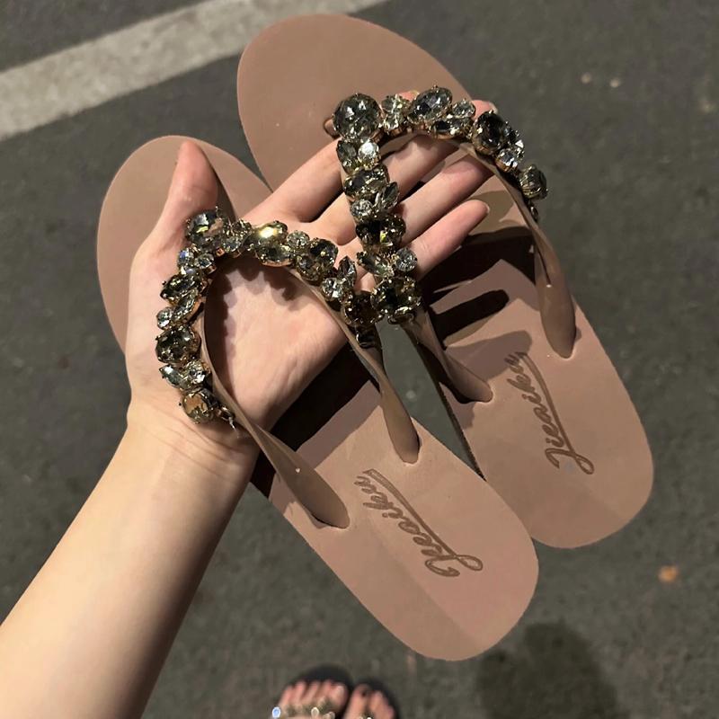 

Мода SUOJIALUN 2025 Лето Новый Бренд Женские Тапочки Мода Блестящие Кристаллы Слипоны Вьетнамки Обувь Мягкий Плоский Каблук Платье Слайды Сандалии 40 хаки